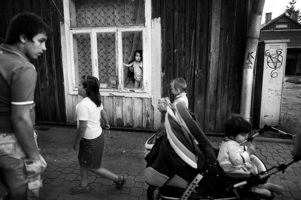 Short story about life in social houses in Jaroslaw (Poland). People living in "awaryjniak", created a specific community which is closed for others people. They lost flats from many different reason, but the main reason was financial problem.
